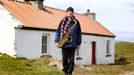 Artist and poet Barry Edgar Pilcher, age 69, poses for a photograph on the Island of Inishfree in County Donegal May 1, 2012. Pilcher is the only inhabitant of the island on which he has lived for the past 20 years. He only leaves the island once a week to collect his pension and buy groceries on the mainland. REUTERS/Cathal McNaughton (IRELAND - Tags: ENTERTAINMENT SOCIETY) Published: Kvě. 2, 2012, 11:25 dop.