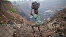 A boy carries coal at an open cast coal field at Dhanbad district in the eastern Indian state of Jharkhand September 20, 2012. With oil and gas output disappointing and hydropower at full throttle, Asia's third-largest economy still relies on coal for most of its vast energy needs. About 75 percent of India's coal demand is met by domestic production and, according to government plans, that won't change over the next five years. Picture taken September 20, 2012. To match INDIA-COAL/ REUTERS/Ahmad Masood (INDIA - Tags: BUSINESS EMPLOYMENT ENERGY SOCIETY ENVIRONMENT) Published: Říj. 21, 2012, 10:22 odp.