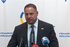 Ať zůstane za dveřmi. Jeden Ukrajinec Američanům pije krev víc než Zelenskyj