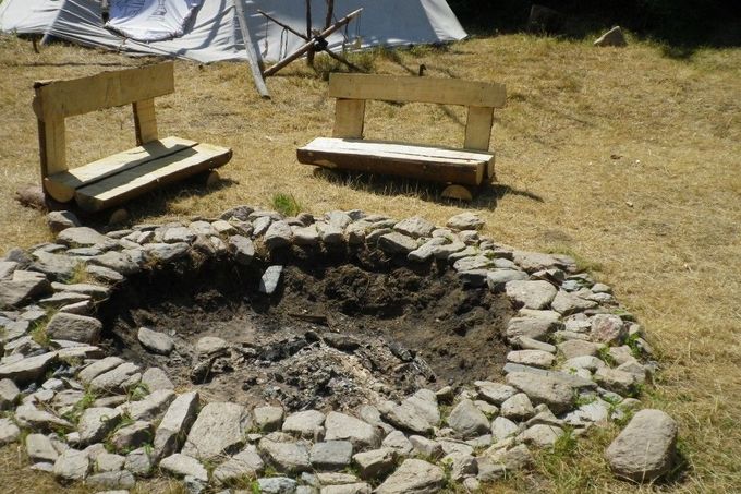 Slavnostní ohniště. Tady si rozhodně buřty neupečete. Do ohně se nesmí ani nic házet, přikládat může pouze palivec.