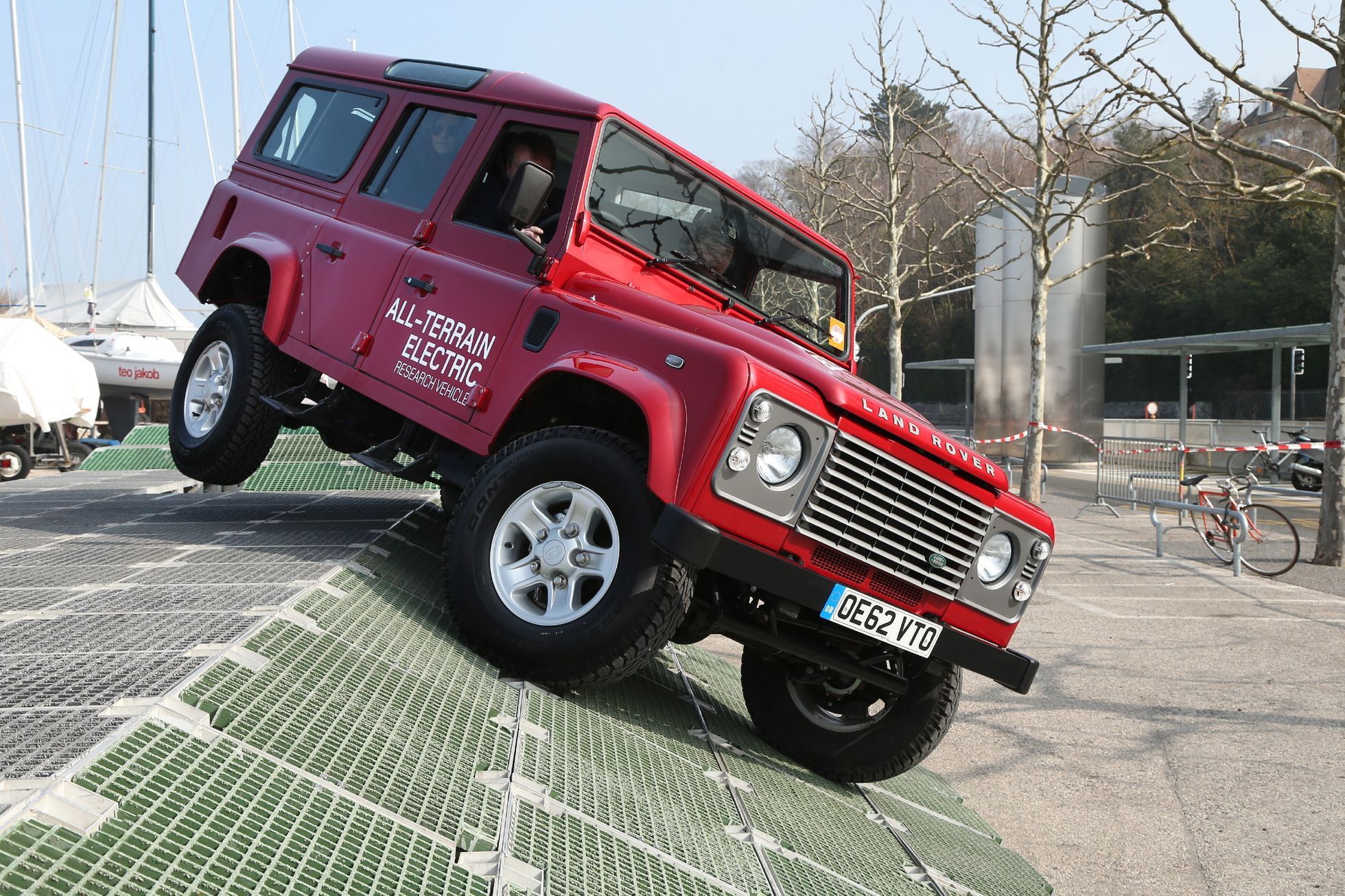 Land Rover Defender - 41 elektromobil LR_DEF_Electric_Defender_040313_09