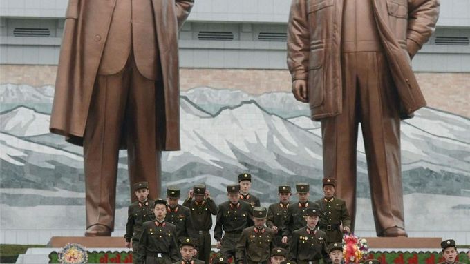Bronzové sochy Kim Ir-sena a Kim Čong-ila, kterým se lidé chodí klanět.