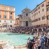 řím fontána di trevi overturismus turisté dav