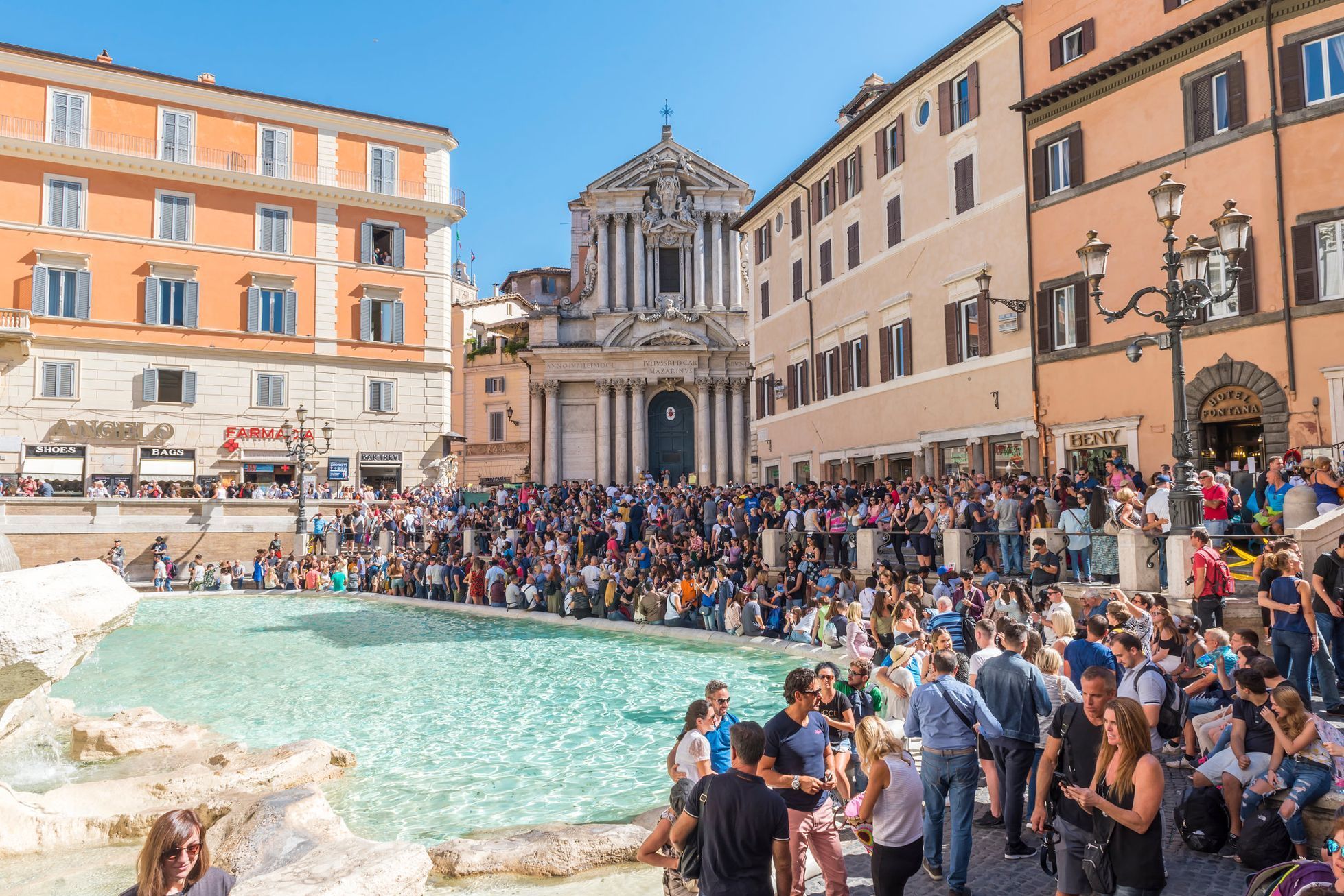 řím fontána di trevi overturismus turisté dav