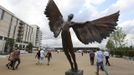 A statue of Icarus marks the way to the 5000 capacity temporary dining hall of the Olympic Village built for the London 2012 Olympic Games in Stratford, east London on June 29, 2012. The village will accomodate up to 16,000 athletes and officials from more than 200 nations. Picture taken June 29, 2012. REUTERS/Olivia Harris (BRITAIN - Tags: SPORT OLYMPICS BUSINESS CONSTRUCTION CITYSPACE) Published: Čer. 30, 2012, 12:10 odp.