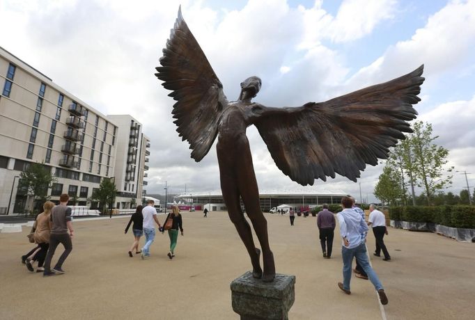 A statue of Icarus marks the way to the 5000 capacity temporary dining hall of the Olympic Village built for the London 2012 Olympic Games in Stratford, east London on June 29, 2012. The village will accomodate up to 16,000 athletes and officials from more than 200 nations. Picture taken June 29, 2012. REUTERS/Olivia Harris (BRITAIN - Tags: SPORT OLYMPICS BUSINESS CONSTRUCTION CITYSPACE) Published: Čer. 30, 2012, 12:10 odp.