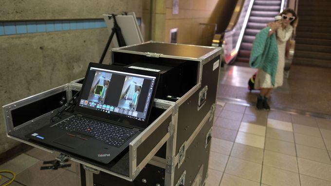 Losangeleské úřady představily veřejnosti, jak budou fungovat nové bezpečností skenery.