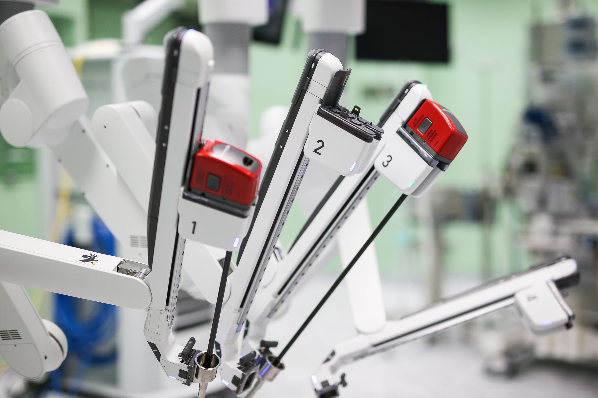 Nově otevřené hybridní operační sály s operačním robotem v Nemocnici Na Homolce