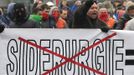 Arcelor Mittal workers from the Liege site hold a banner during a demonstration outside Prime Minister Elio Di Rupo's office where a political meeting is taking place, in Brussels January 25, 2013. ArcelorMittal the world's largest steel producer, plans to shut a coke plant and six fininishing lines at its site in Liege Belgium, affecting 1,300 employees, the group said on Thursday. The word on the banner says, "Steel industry". REUTERS/Yves Herman (BELGIUM - Tags: BUSINESS CIVIL UNREST EMPLOYMENT) Published: Led. 25, 2013, 12:14 odp.