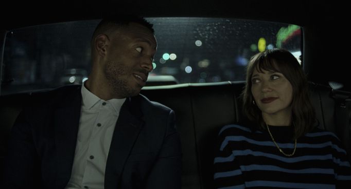 Rashida Jonesová v roli Laury a Marlon Wayans jako Dean.