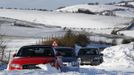 Cars remain stuck in snow on the South Downs near Brighton in southern England March 12, 2013. Drivers were left stranded on Tuesday following a second day of heavy snowfall in southern England. REUTERS/Luke MacGregor (BRITAIN - Tags: ENVIRONMENT SOCIETY) Published: Bře. 12, 2013, 4:52 odp.