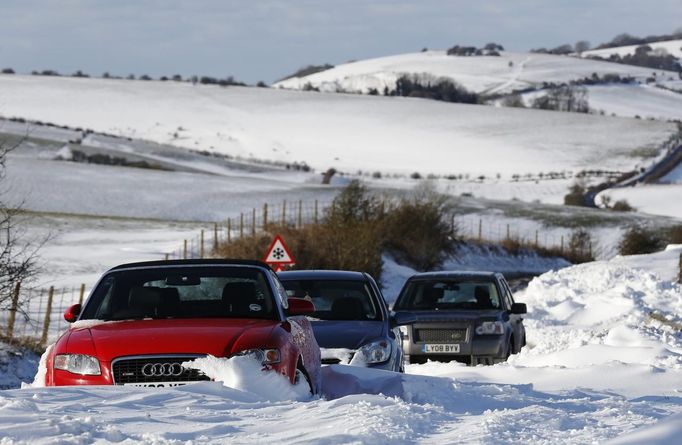 Cars remain stuck in snow on the South Downs near Brighton in southern England March 12, 2013. Drivers were left stranded on Tuesday following a second day of heavy snowfall in southern England. REUTERS/Luke MacGregor (BRITAIN - Tags: ENVIRONMENT SOCIETY) Published: Bře. 12, 2013, 4:52 odp.