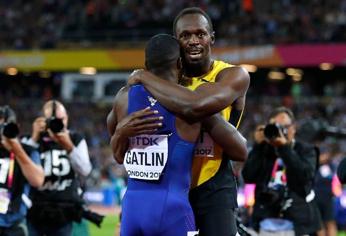 Finále sprintu na 100 metrů na MS v Londýně (Usain Bolt a Justin Gatlin)