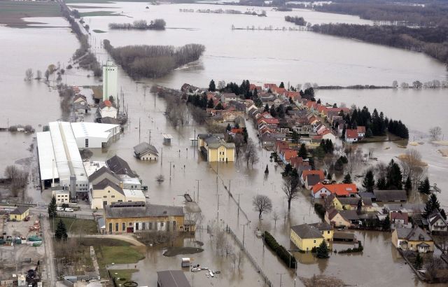 Rakouská obec Dürnkrut zaplavená řekou Moravou