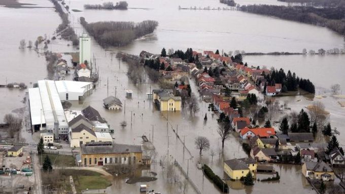 Rakouská obec Dürnkrut zaplavená řekou Moravou