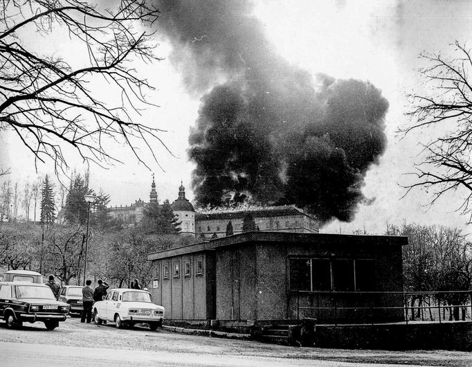 Lidé sledují hořící střechu kláštera ve Svaté Hoře v Příbrami. 27. 4. 1978