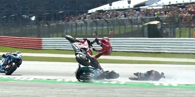 Dramatický pád po startu VC Británie třídy MotoGP.