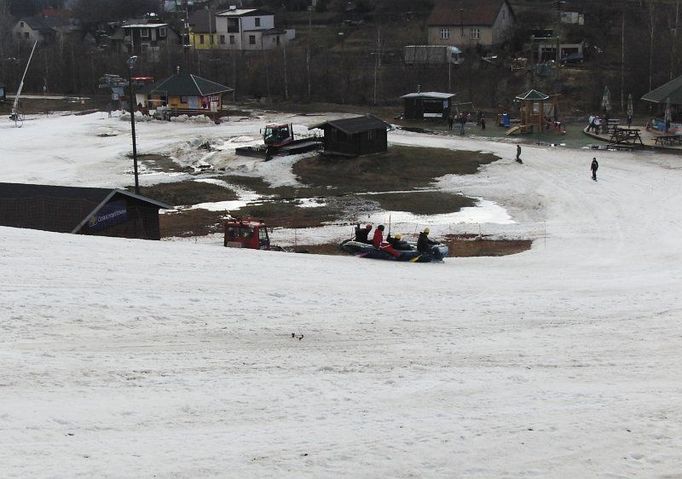 Vysočina by ráda navázala na úspěšnou loňskou sezonu. Tehdy se končilo až na konci března, jako třeba ve skiareálu v Hlinsku. Poslední den sezony tu po sjezdovce jezdili i raftaři.