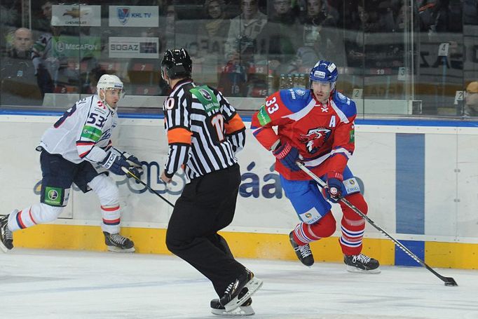 Hokejista Lva Praha Zdeno Chára před Antonem Malyševem v utkání KHL 2012/13 proti Novosibirsku.