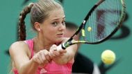 Lucie Šafářová vrací míček z rakety ruské tenistky Anny Čakvetadzeové v osmifinále grandslamového Roland Garros.