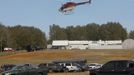 A Dale County Alabama helicopter flies over the scene of a shooting and hostage taking near Midland City, Alabama February 1, 2013. Residents in a rural Alabama town prayed on Friday and called for the release of a 5-year-old boy being held captive for a fourth day by a man accused of shooting a school bus driver and then taking the child hostage. REUTERS/Phil Sears (UNITED STATES - Tags: CRIME LAW) Published: Úno. 1, 2013, 9:33 odp.