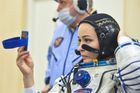 Rusové odletěli na Mezinárodní vesmírnou stanici natočit první hraný film ve skutečném vesmíru. Loď Sojuz na ISS přivezla nejen kosmonauta Antona Škaplerova, ale také režiséra Klima Šipenka a herečku Julii Peresildovou. V zrcátku kontrolovala, jak jí sluší vesmírný oblek pár hodin před startem.