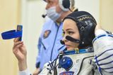 Rusové odletěli na Mezinárodní vesmírnou stanici natočit první hraný film ve skutečném vesmíru. Loď Sojuz na ISS přivezla nejen kosmonauta Antona Škaplerova, ale také režiséra Klima Šipenka a herečku Julii Peresildovou. V zrcátku kontrolovala, jak jí sluší vesmírný oblek pár hodin před startem.