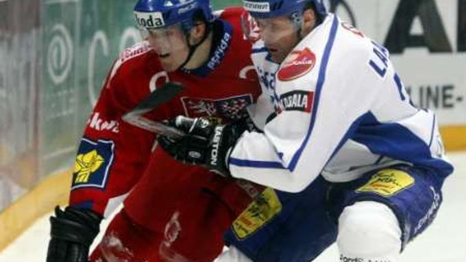 Český hokejista Petr Kumstát (vlevo) v souboji s Finem Jukkou-Pekkou Laamanenem při úvodním utkání Turnaje Karjala v Helsinkách.