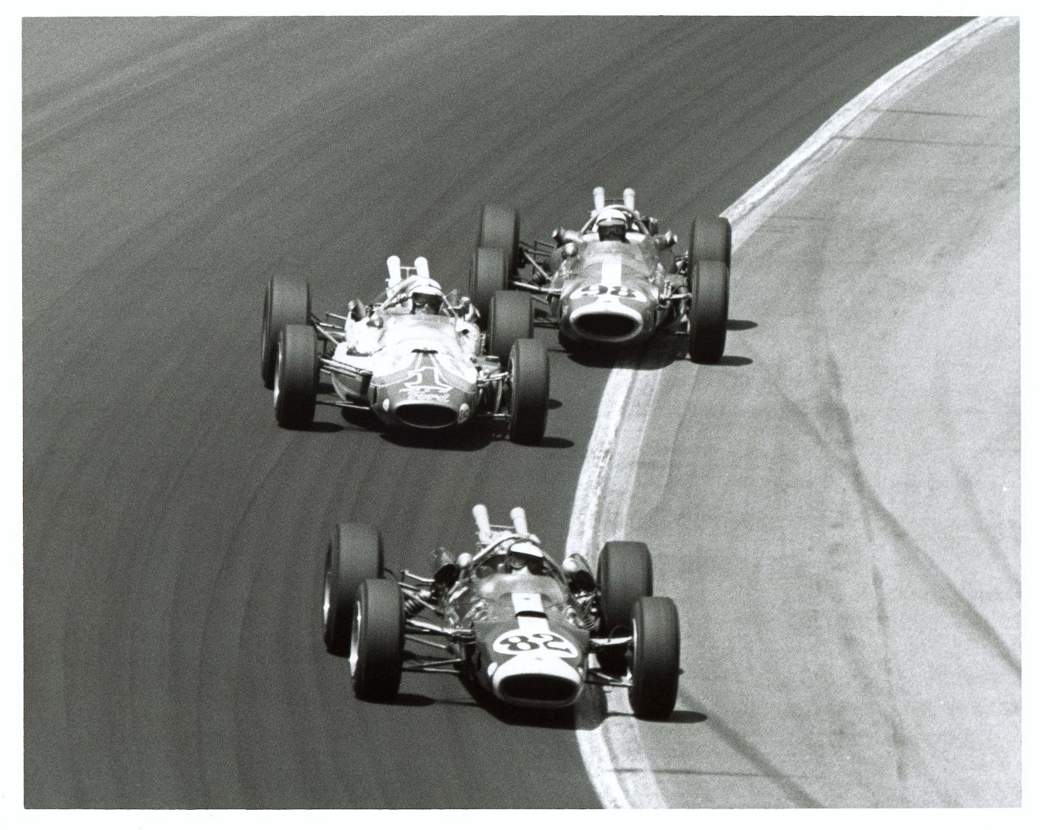 Indy 500: Jim Clark (82), A.J. Foyt (1) a Parnelli Jones (68) - 1965