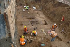 Archeologové vyzvedli ze země cisternu z 16. století