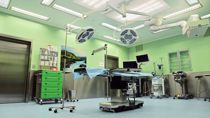 Operační sál nově otevřeného Urgentního příjmu Nemocnice Na Bulovce