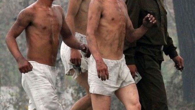 Americká armáda by "gay bombu" mohla využívat například při paralyzování vojenských jednotek na severokorejském území (ilustrační foto, na snímku cvičení severokorejských vojáků)
