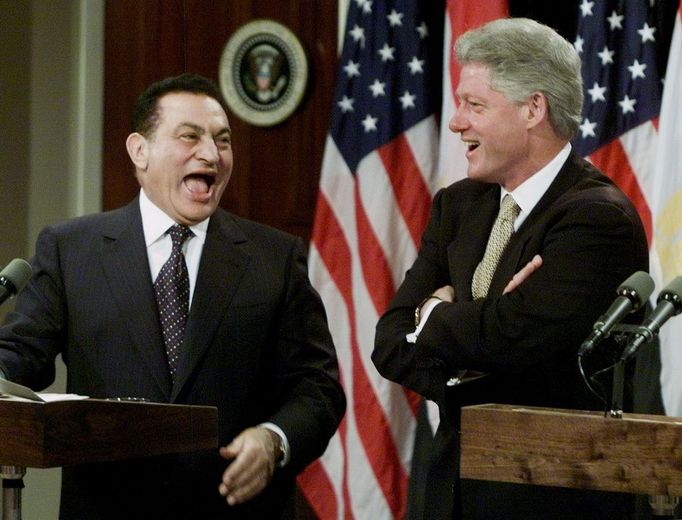 Husní Mubarak se směje společně se svým americkým protějškem Billem Clintonem na tiskové konferenci v Bílém domě, 1. července 1999.