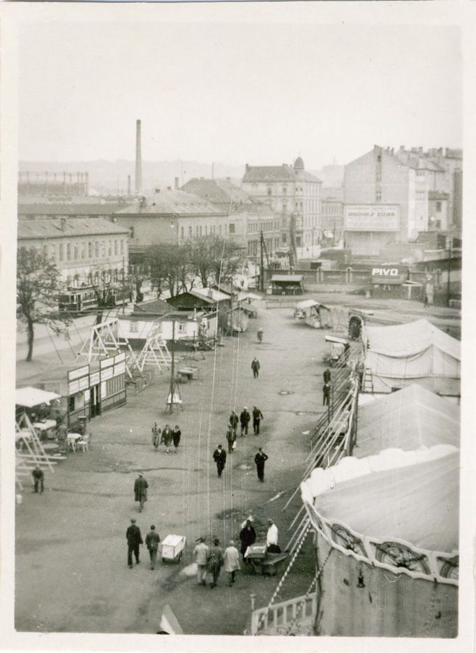 Pohled na Cirkus Kludský stojící nedaleko Invlaidovny (50. léta 20 století)