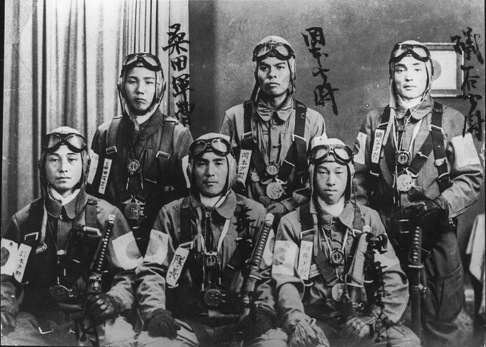 Na snímku: Skupinová fotografie japonských kamikaze pilotů z druhé světové války, pořízená před jejich poslední misí. Přesné datum neznámé, 40. léta 20. století.