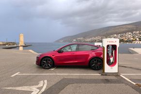 Tesla Y v drsném alpském testu. Jak se spotřebou zamávala bóra a hustý déšť?