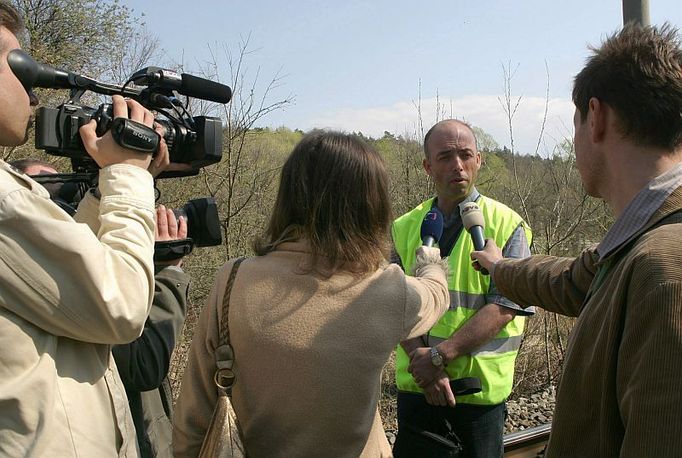 "Podle dosavadního šetření udělal chybu řidič, který vyjel na trať bez povolení," říká ředitel Územního inspektorátu Drážní inspekce v Ostravě Petr Maikranz