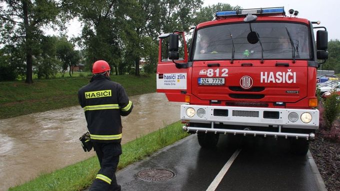 Hasiči odčerpávali vodu z domů a sklepů a čistili ucpanou kanalizaci (ilustrační foto).