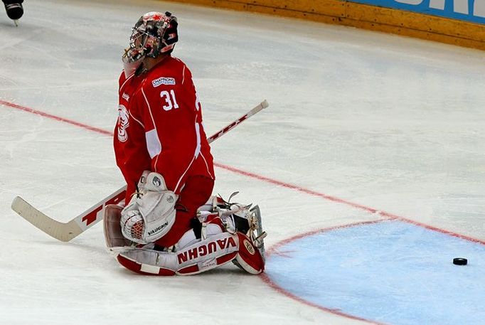 Hráčům švýcarského týmu ZSC Lions Curych se podařilo přehodit puk za záda domácího Adama Svobody rovnou pětkrát.