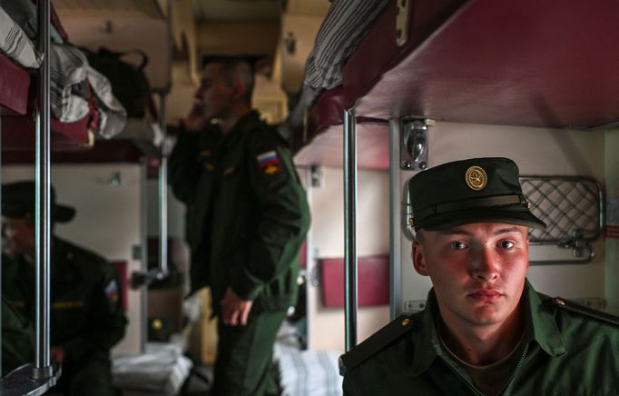 Branci v ruském městě Omsk se před nástupem na vojnu loučí s rodinami.