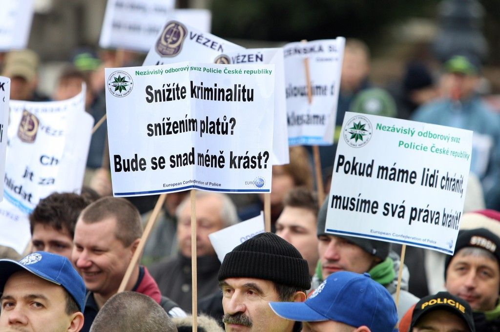 Demonstrace hasičů a policistů proti snížení platů