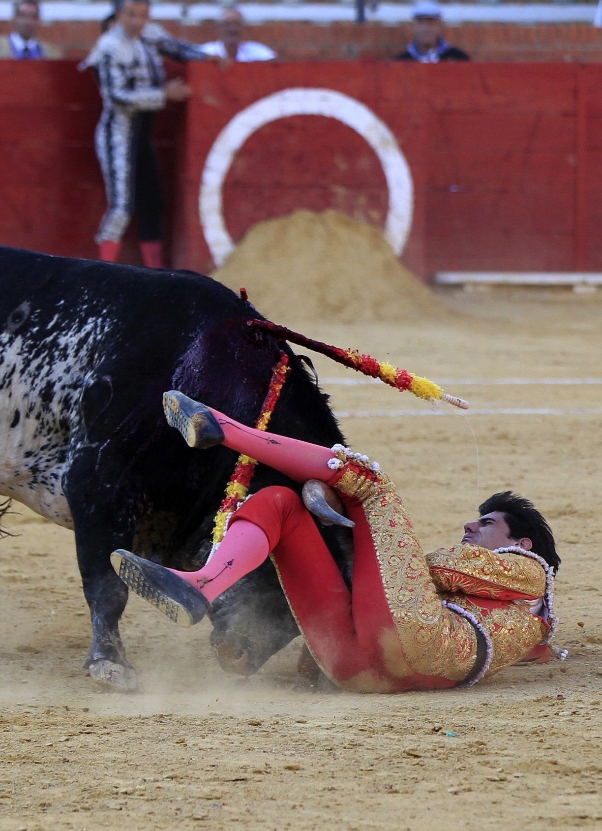 Španělsko korida býčí zápasy bullfighter Victor Barrio, 29, suffers a goring that caused his death during the Fair of the Angel at Teruel's bullring in Aragon, Spain, 9 July 2016.