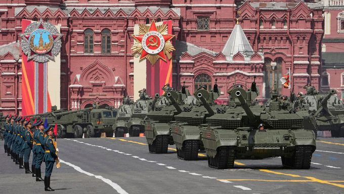 Tanky T-90 projíždí po Rudém náměstí během vojenské přehlídky konané ke Dni vítězství. Moskva, 9. května 2025.