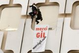 "Děkuji, Gile!" - na vrcholu rozvinul Alain transparent s osobním vzkazem pro svého kamaráda Gila Mennetreyho.