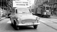 Na začátku ledna 1962 byla pražská taxislužba, do té doby působící v rámci podniku Autoslužba Praha, začleněná pod dopravní podniky. Dělo se tak i na jiných místech republiky, metropole tedy nebyla úplnou výjimkou. Typickými vozidly taxislužby první poloviny 60. let byly Volhy, následně také Škody 1000 MB, představené v roce 1964. Nechyběly ale ani již zmíněné Warszawy, Pobědy nebo Škody 1202 STW, ze které ostatně vychází i taxi - pick-up - na fotce z roku 1966. Ta pochází z doby předvánoční, když pražští taxikáři dávali dárky příslušníku veřejné bezpečnosti. I takový byl socialismus.