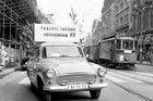 Na začátku ledna 1962 byla pražská taxislužba, do té doby působící v rámci podniku Autoslužba Praha, začleněná pod dopravní podniky. Dělo se tak i na jiných místech republiky, metropole tedy nebyla úplnou výjimkou. Typickými vozidly taxislužby první poloviny 60. let byly Volhy, následně také Škody 1000 MB, představené v roce 1964. Nechyběly ale ani již zmíněné Warszawy, Pobědy nebo Škody 1202 STW, ze které ostatně vychází i taxi - pick-up - na fotce z roku 1966. Ta pochází z doby předvánoční, když pražští taxikáři dávali dárky příslušníku veřejné bezpečnosti. I takový byl socialismus.