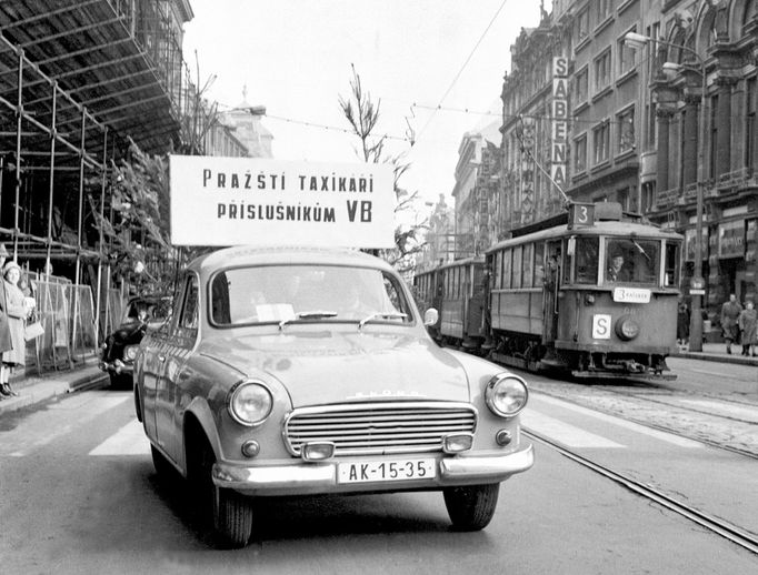 Dobové snímky z historie tuzemské taxislužby.