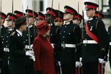 Královna Alžběta II. vzhlíží při slavnostní přehlídce ke smějícímu se princi Williamovi.