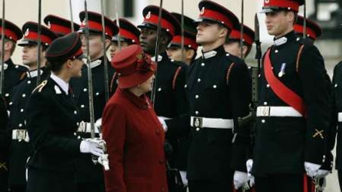 Královna Alžběta II. vzhlíží při slavnostní přehlídce ke smějícímu se princi Williamovi.