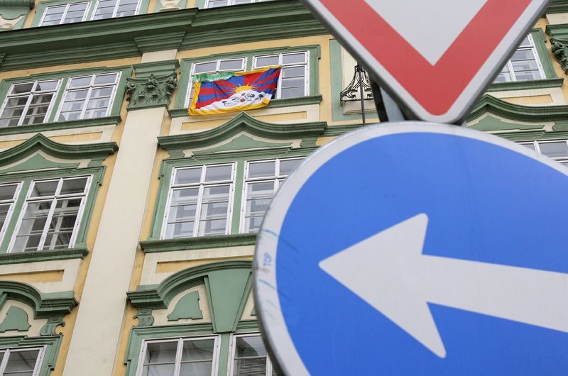 Tibetská vlajka na Parlamentu
